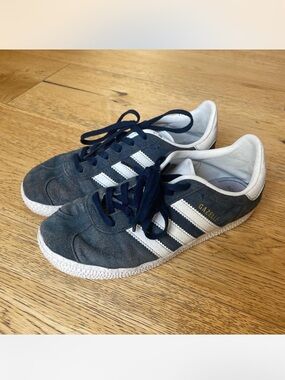 adidas gazelle silver green womens Big Kids' Adidas Disney Gazelle Indoor "Alice In Wonderland" (Unisex)  The  Closet Inc